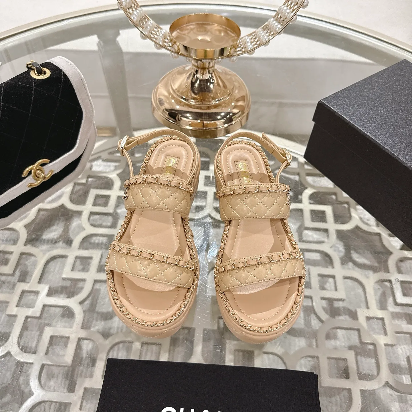 👟👟Ex-factory price 600👟👟 𝐂𝐇𝐀𝐍𝐄𝐋 | Xiaoxiang 25𝐬𝐬 🦋2025 Spring and Summer New Products Counter Classic Xiaoxiang Double C Diamond Chain Slippers Series New〰 🍬 The absolute best in the BS fashion circle. Matching will perform meticulously Minimalist, classic elements that will never fade away 💋 Show unique dressing style, too beautiful to say anything. A must-have for summer... Upper: Original high-customized lambskin Lining: Imported mixed sheepskin lining Outsole: Original molded non-slip outsole Shoe size: 35-39 (34.40.41.42 customization is not returnable)